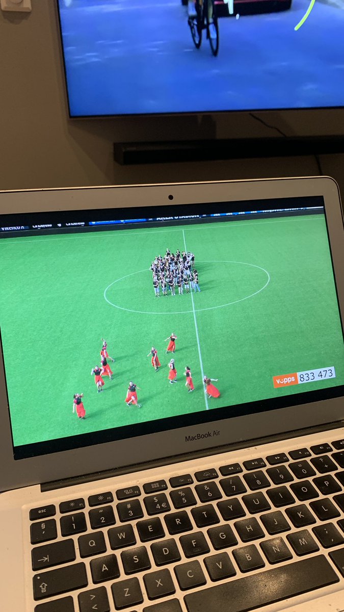 iriskath1's tweet photo. Kampen mot kreft hos tidl. arbeidsgiver Romsdals Budstikke og Tour de France i beste Sør-Frankrike på tv-en. Fole vakkert! Flott tiltak Vera, Trond, @MaartinRB og resten av gjengen. Blir morro å se (om) Knut Lillebakk stenge buret fra kl 18😎 VIPPS til 833 473 #fuckcancer https://t.co/pLFqRLRlvb