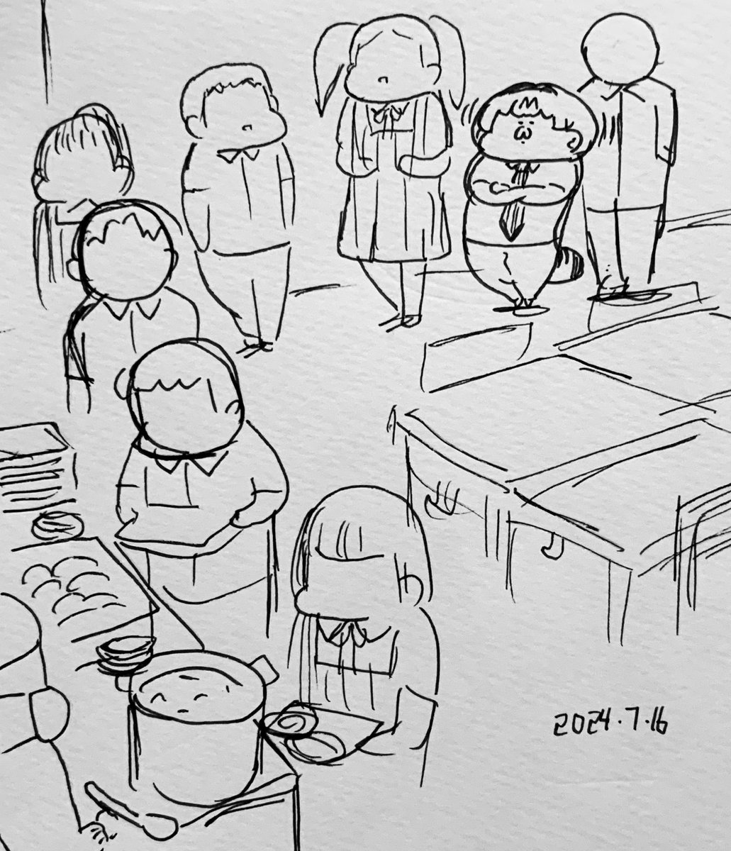 給食配膳列に生徒と並ぶうみゃ利田先生 