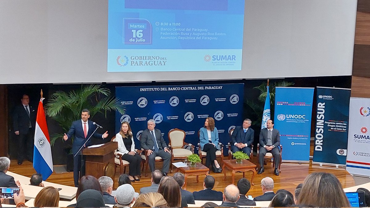 SepreladUIF's tweet photo. 🤝 La ministra Liliana Alcaraz y el viceministro Pablo Rojas asistieron hoy en el lanzamiento del trabajo conjunto entre el Plan de Acción contra el Abuso de Drogas #SUMAR y el Programa contra las Drogas Sintéticas en el Cono Sur, en el @BCP_PY. 

#SUMAResfuerzos
#GobiernoDelPy https://t.co/tRnpExIBMW