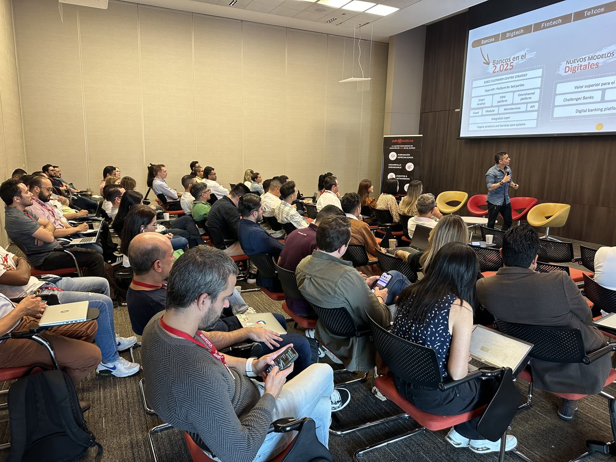 APIAddicts's tweet photo. ¡Arranca la 1ª edición presencial de #APIAddictsDaysLATAM! 🤩
Y lo hacemos con la #charla "Cómo implementar las #APIs como producto en una empresa" de Hugo Zurek (@tuyasmart).
👉 No olvides compartir tus fotos en el #evento!!!
#apiaddicts #apiasaproduct #apiproduct #tecnología https://t.co/B8PBcqh0N7