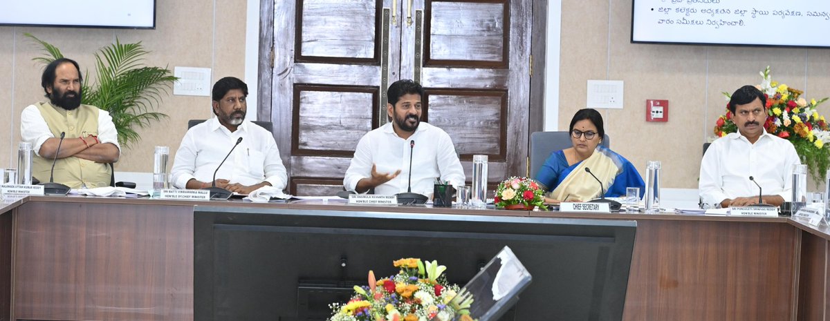 TelanganaCMO's tweet photo. రాష్ట్రంలో శాంతిభద్రతల పరిరక్షణ విషయంలో ఎక్కడా రాజీపడొద్దని ముఖ్యమంత్రి శ్రీ  @revanth_anumula పోలీసు అధికారులను ఆదేశించారు. ఫ్రెండ్లీ పోలీసింగ్ అన్నది బాధితులతోనే కానీ నేరస్తులతో కాదనే విషయం గుర్తుంచుకోవాలన్నారు. డ్రగ్స్, సైబర్ నేరాలపై ఉక్కుపాదం మోపాలని పోలీసులను ఆదేశించారు. డ్రగ్స్ విషయంలో @TelanganaDGP , #Exise, @TG_ANB అధికారులు సమన్వయం చేసుకొని పనిచేయాలన్నారు.

* కలెక్టర్లు, పోలీస్ కమిషనర్లు, ఎస్పీలతో సచివాలయంలో రోజంతా జరిగిన సమీక్ష సమావేశంలో రాష్ట్రంలో శాంతి భద్రతల కాపాడటంలో తీసుకోవలసిన చర్యలపై ముఖ్యమంత్రిగారు దిశానిర్ధేశం చేశారు. 

* పోలీసులు రహదారులపై కనిపించాలని, పీరియాడికల్ క్రైమ్ రివ్యూలు చేయాలని, కమిషనర్లు, ఎస్పీలు మొదలు ఎస్ హెచ్ వోల వరకు క్షేత్రస్థాయి తనిఖీలు చేపట్టాలని ఆదేశించారు. గతేడాది కన్నా నేరాలు తగ్గాయని పోలీసు అధికారులు వివరించగా, వాటిని మీడియా ద్వారా ప్రజలకు తెలియజేయాలని సూచించారు.

* కల్తీ పురుగు మందులు, ఎరువులు, విత్తనాల విషయంలో కఠినంగా వ్యవహరించాలి. కొన్నిసార్లు కృత్రిమ కొరత సృష్టించి ప్రభుత్వానికి చెడ్డ పేరు తెచ్చే ప్రయత్నం చేస్తారని, అటువంటివి జరగకుండా జాగ్ర‌త్త ప‌డాల‌ని హెచ్చ‌రించారు.

* అట‌వీ భూముల్లో పండ్ల మొక్క‌లు నాట‌డాన్ని ప్రోత్సహించి తద్వారా గిరిజ‌నుల‌కు ఆదాయం పెంచాలి.

* ప్రాజెక్టు కట్టలు, కాలువ గట్టులు, రహదారుల వెంట తాటి, ఈత చెట్లు నాటాలి.

* ఎస్సీ, ఎస్టీ, బీసీ, మైనారిటీ వసతిగృహాలు ఒకేచోట ఉండేందుకు వీలుగా ఇంటిగ్రేటెడ్ రెసిడెన్షియల్ స్కూల్స్ ను ఏర్పాటునకు స్థలాలు ఎంపిక చేయాలి.

* కలెక్టర్లు విధిగా పాఠశాలలను తనిఖీ చేయాలి. డీఈవోలు, డిప్యూటీ డీఈవోలు తరచూ పాఠశాలలను తనిఖీ చేయాలి. ఈ సమీక్షలో డిప్యూటీ సీఎం శ్రీ @Bhatti_Mallu తో పాటు మంత్రివర్యులు, ప్రభుత్వ ప్రధాన కార్యదర్శి, ఇతర ఉన్నతాధికారులు పాల్గొన్నారు.
#TelanganaProgress #GovernanceReview
#TelanganaPrajaPrabhutwam