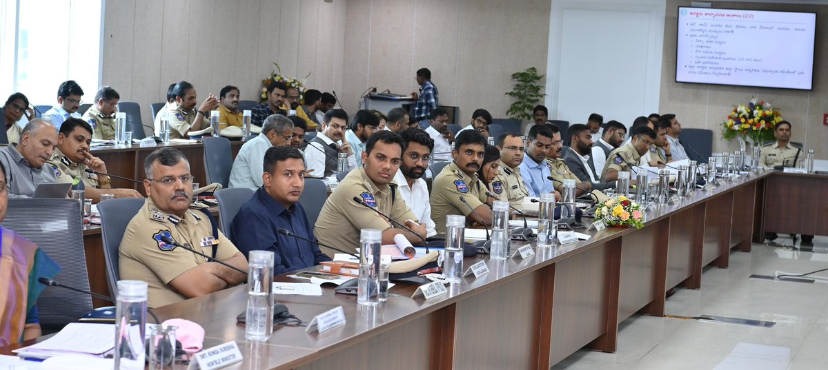 TelanganaCMO's tweet photo. రాష్ట్రంలో శాంతిభద్రతల పరిరక్షణ విషయంలో ఎక్కడా రాజీపడొద్దని ముఖ్యమంత్రి శ్రీ  @revanth_anumula పోలీసు అధికారులను ఆదేశించారు. ఫ్రెండ్లీ పోలీసింగ్ అన్నది బాధితులతోనే కానీ నేరస్తులతో కాదనే విషయం గుర్తుంచుకోవాలన్నారు. డ్రగ్స్, సైబర్ నేరాలపై ఉక్కుపాదం మోపాలని పోలీసులను ఆదేశించారు. డ్రగ్స్ విషయంలో @TelanganaDGP , #Exise, @TG_ANB అధికారులు సమన్వయం చేసుకొని పనిచేయాలన్నారు.

* కలెక్టర్లు, పోలీస్ కమిషనర్లు, ఎస్పీలతో సచివాలయంలో రోజంతా జరిగిన సమీక్ష సమావేశంలో రాష్ట్రంలో శాంతి భద్రతల కాపాడటంలో తీసుకోవలసిన చర్యలపై ముఖ్యమంత్రిగారు దిశానిర్ధేశం చేశారు. 

* పోలీసులు రహదారులపై కనిపించాలని, పీరియాడికల్ క్రైమ్ రివ్యూలు చేయాలని, కమిషనర్లు, ఎస్పీలు మొదలు ఎస్ హెచ్ వోల వరకు క్షేత్రస్థాయి తనిఖీలు చేపట్టాలని ఆదేశించారు. గతేడాది కన్నా నేరాలు తగ్గాయని పోలీసు అధికారులు వివరించగా, వాటిని మీడియా ద్వారా ప్రజలకు తెలియజేయాలని సూచించారు.

* కల్తీ పురుగు మందులు, ఎరువులు, విత్తనాల విషయంలో కఠినంగా వ్యవహరించాలి. కొన్నిసార్లు కృత్రిమ కొరత సృష్టించి ప్రభుత్వానికి చెడ్డ పేరు తెచ్చే ప్రయత్నం చేస్తారని, అటువంటివి జరగకుండా జాగ్ర‌త్త ప‌డాల‌ని హెచ్చ‌రించారు.

* అట‌వీ భూముల్లో పండ్ల మొక్క‌లు నాట‌డాన్ని ప్రోత్సహించి తద్వారా గిరిజ‌నుల‌కు ఆదాయం పెంచాలి.

* ప్రాజెక్టు కట్టలు, కాలువ గట్టులు, రహదారుల వెంట తాటి, ఈత చెట్లు నాటాలి.

* ఎస్సీ, ఎస్టీ, బీసీ, మైనారిటీ వసతిగృహాలు ఒకేచోట ఉండేందుకు వీలుగా ఇంటిగ్రేటెడ్ రెసిడెన్షియల్ స్కూల్స్ ను ఏర్పాటునకు స్థలాలు ఎంపిక చేయాలి.

* కలెక్టర్లు విధిగా పాఠశాలలను తనిఖీ చేయాలి. డీఈవోలు, డిప్యూటీ డీఈవోలు తరచూ పాఠశాలలను తనిఖీ చేయాలి. ఈ సమీక్షలో డిప్యూటీ సీఎం శ్రీ @Bhatti_Mallu తో పాటు మంత్రివర్యులు, ప్రభుత్వ ప్రధాన కార్యదర్శి, ఇతర ఉన్నతాధికారులు పాల్గొన్నారు.
#TelanganaProgress #GovernanceReview
#TelanganaPrajaPrabhutwam