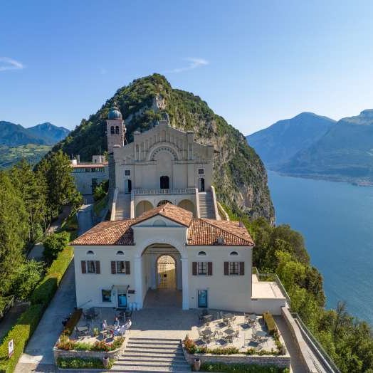 TV2000it's tweet photo. ⛪Ad #agosto la #Messa su #Tv2000 è trasmessa in diretta da #Tignale in provincia di #Brescia
@DiocesiBs
👉Tutti i giorni due celebrazioni, ore 8.30 e 19, dal Santuario della Madonna di Montecastello
Info:
👉https://t.co/BbKBPyj0KA
#25luglio #Chiesa
@UCSCEI
@vinmorgante https://t.co/pVsmphyiI8