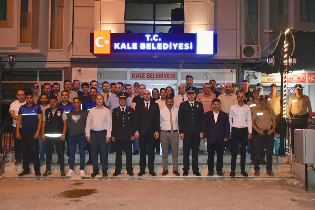 kalemem20's tweet photo. 15 Temmuz Demokrasi ve Milli Birlik Günü münasebetiyle hazırlanan anma programı Kale Belediyesi binası  önünde gerçekleştirildi.Katkı sunan herkese teşekkür ederiz. 
#MilletinZaferi 
@KaleKaymakamlig
@Kale_Belediyesi
@denizlimem 
@Araciortaokulu
@sinemkacmaz 
@DenizlideO https://t.co/toeSHce1Ko