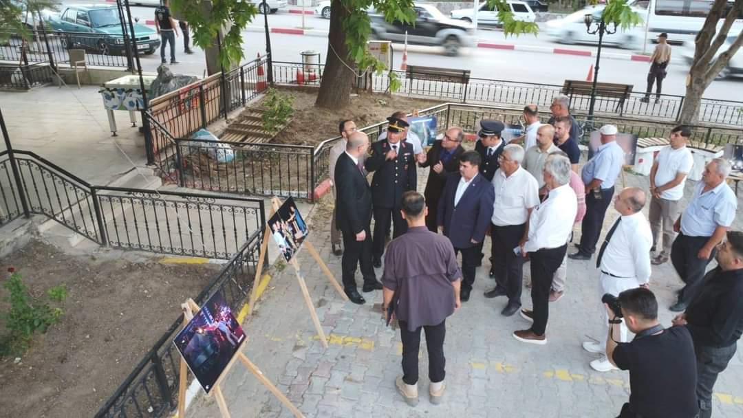kalemem20's tweet photo. 15 Temmuz Demokrasi ve Milli Birlik Günü münasebetiyle hazırlanan anma programı Kale Belediyesi binası  önünde gerçekleştirildi.Katkı sunan herkese teşekkür ederiz. 
#MilletinZaferi 
@KaleKaymakamlig
@Kale_Belediyesi
@denizlimem 
@Araciortaokulu
@sinemkacmaz 
@DenizlideO https://t.co/toeSHce1Ko