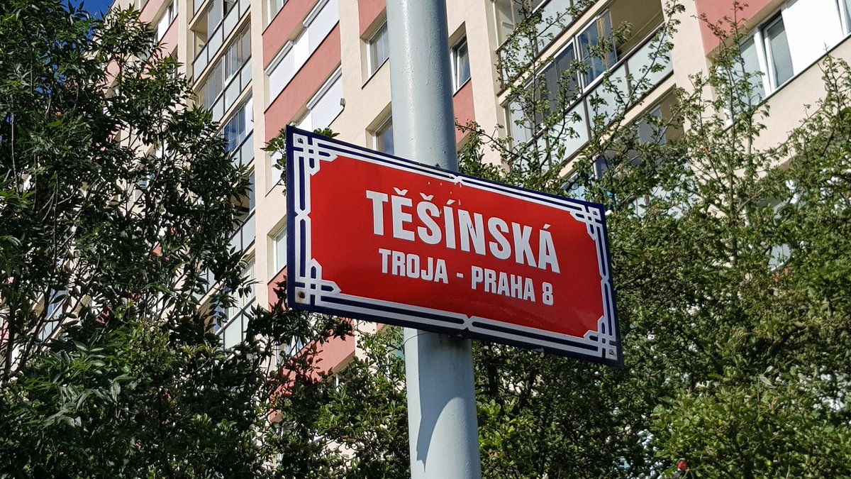 AlojzOS's tweet photo. Praha-Bohnice to kraina Śląskich ulic. Chciałoby się wierzyć, że z powodu pamięci o wieczystych prawach do Śląska korony czeskiej, ale chyba chodzi o braterstwo z czasów ČSSR. W końcu to idealne, socjalistyczne osiedle, a oprócz naszych Śląskich są tam też ulice polskich miast. https://t.co/VJzbOqlhGm