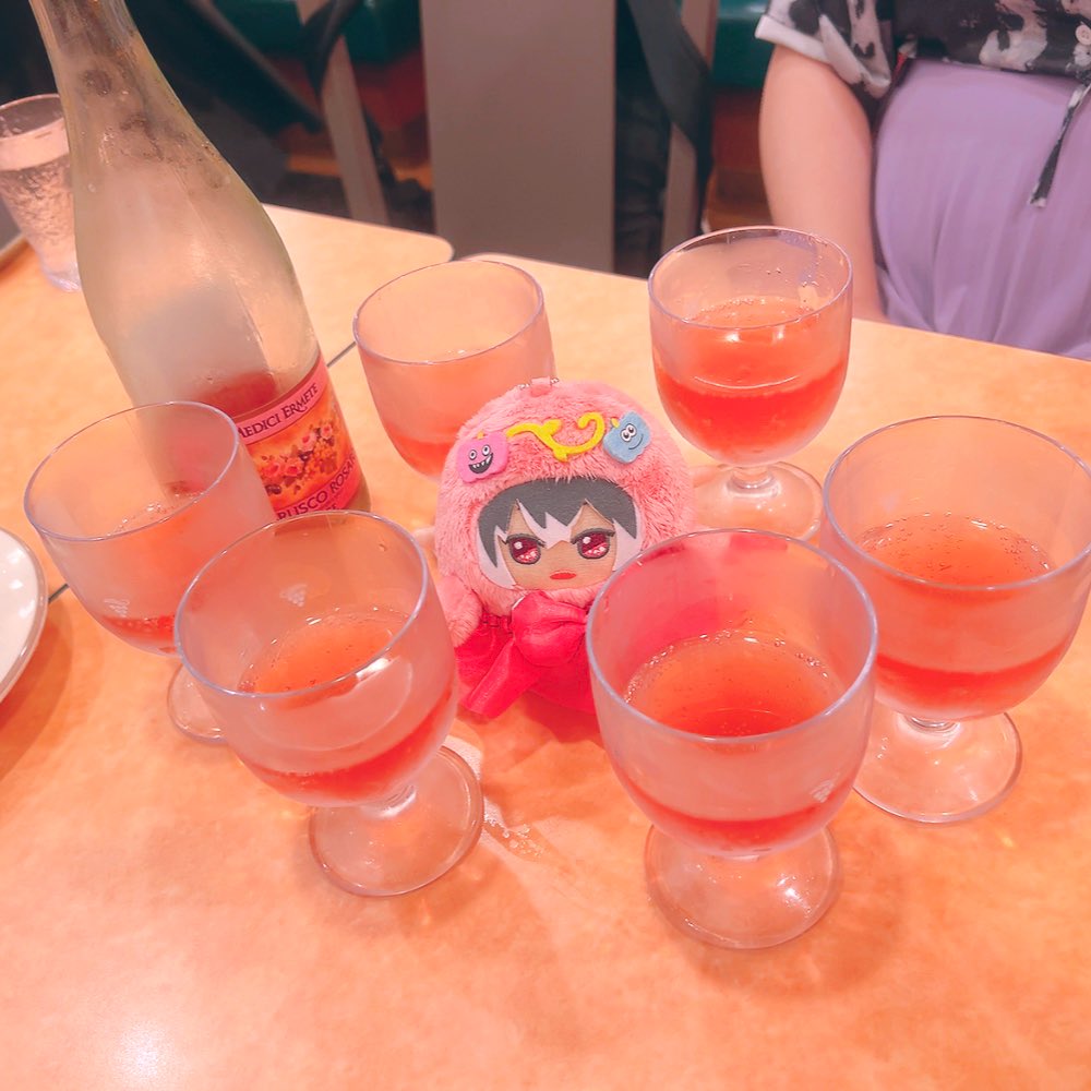 kuroe0620's tweet photo. ハピハピつなぴの思い出。
みなさんのおうちのモンつな大集合と、ロゼワインに囲まれて幸せそうなピンクの天使ちゃんと、最初で最後のつなぴコスプレ記念🙃

 #happyhappyTSUNAPI https://t.co/6BfhrQeUin