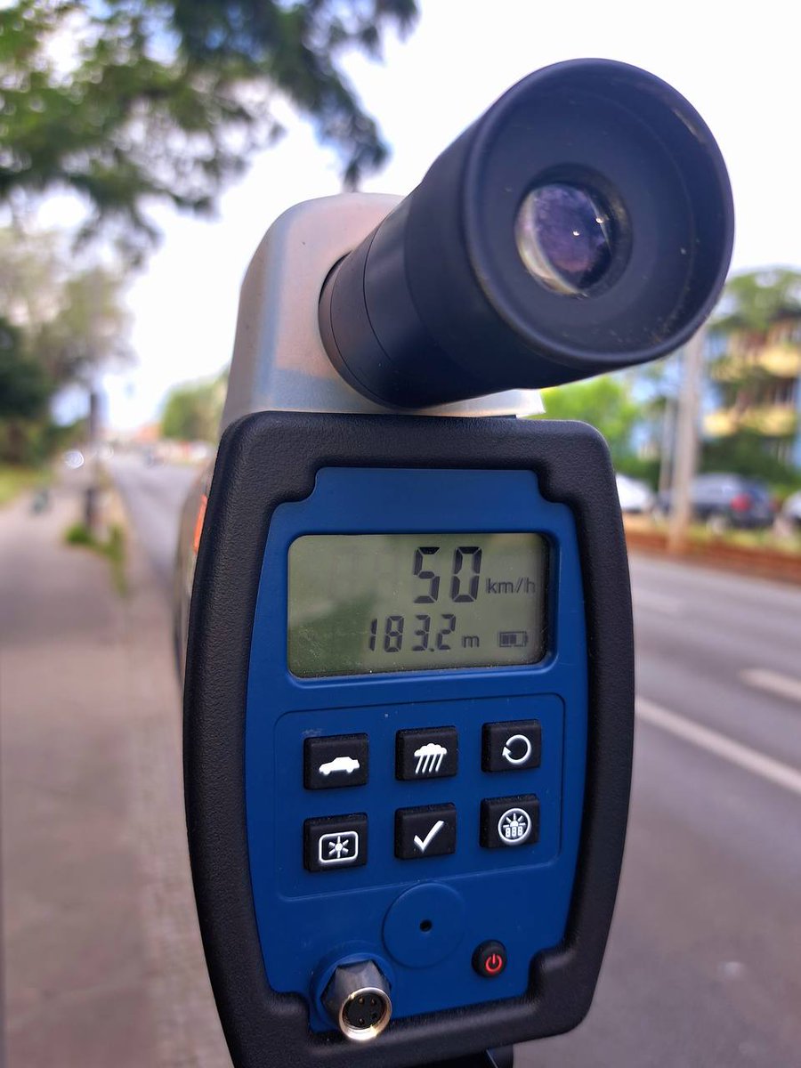 polizeiberlin's tweet photo. Was macht man, wenn man einen Haftbefehl hat und ein Auto ohne Versicherung führt?
Genau!!!
Man fährt noch zu schnell, damit unsere #BVHu einen auch wirklich erwischt.
15 weitere🚗haben sich in #Rummelsburg nicht an die 30 km/h gehalten, einer fuhr sogar 64 km/h.
^tsm https://t.co/X7Nxj9lIwp