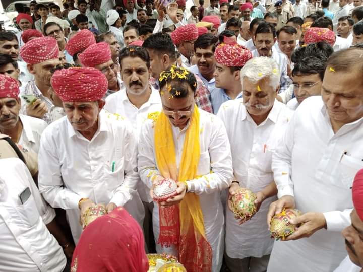 jivaramchoudhar's tweet photo. आज बागोड़ा के (बगोटी) गांव में राजस्थान के उप-मुख्यमंत्री माननीय श्री @DrPremBairwa जी के साथ श्री पुखराम जी चौधरी बगोटी के भतीज डॉ. चम्पालाल चौधरी और भतीजी ऐवन कुमारी के शुभ विवाह के अवसर पर जाकर नव दंपत्ति को आशीर्वाद दिया व परिवार को शुभकामनाएँ दीं। https://t.co/zBPvmNLRZW