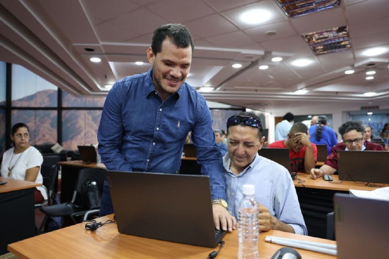 CNTI_VE's tweet photo. #16Jul | Por un mundo más accesible para personas con discapacidad visual en Venezuela.🇻🇪

20 personas con discapacidad visual de Caracas, La Guaira y Los Teques participaron en un taller de tecnología promovido por el Mincyt.

Para mas información:
➡️https://t.co/VdHdtKSJsD https://t.co/EEF5DVKofm