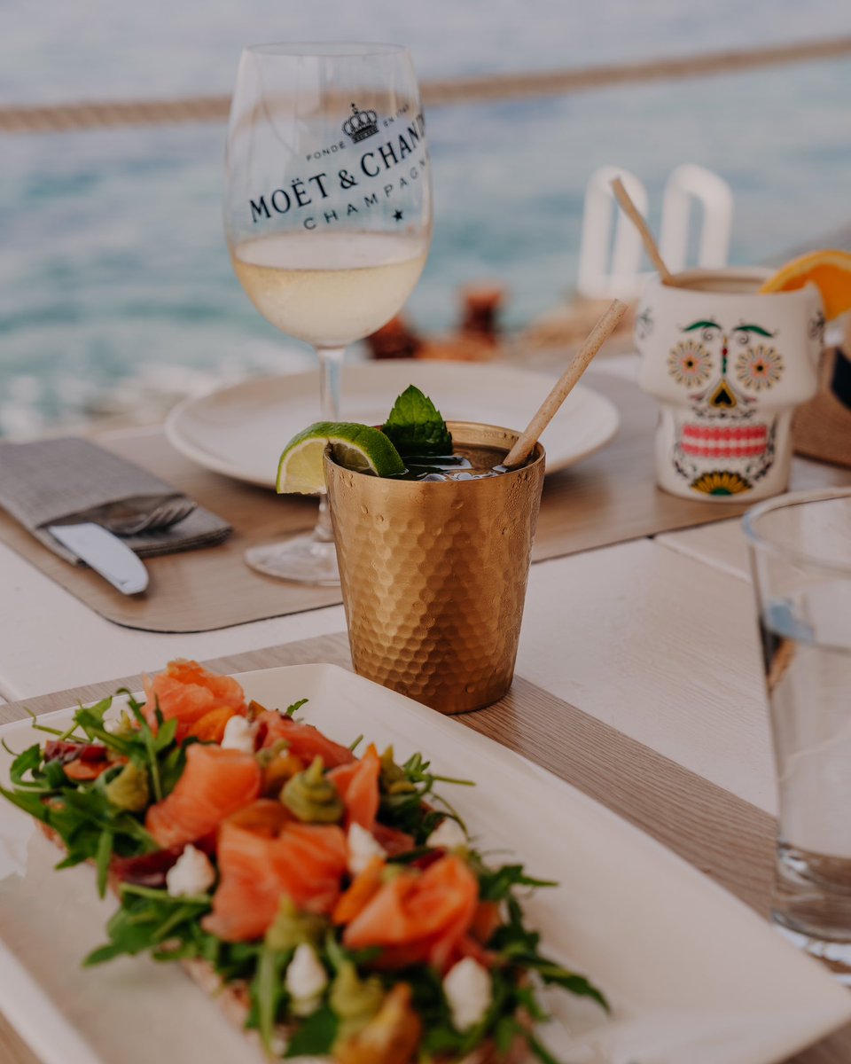 A perfect lunch right at the sea! 🍽️🍹🌊
Where else? 
#elpirataclub #aroses #incostabrava #visitroses #beachclubs #amazingplaces #lunchwithaview