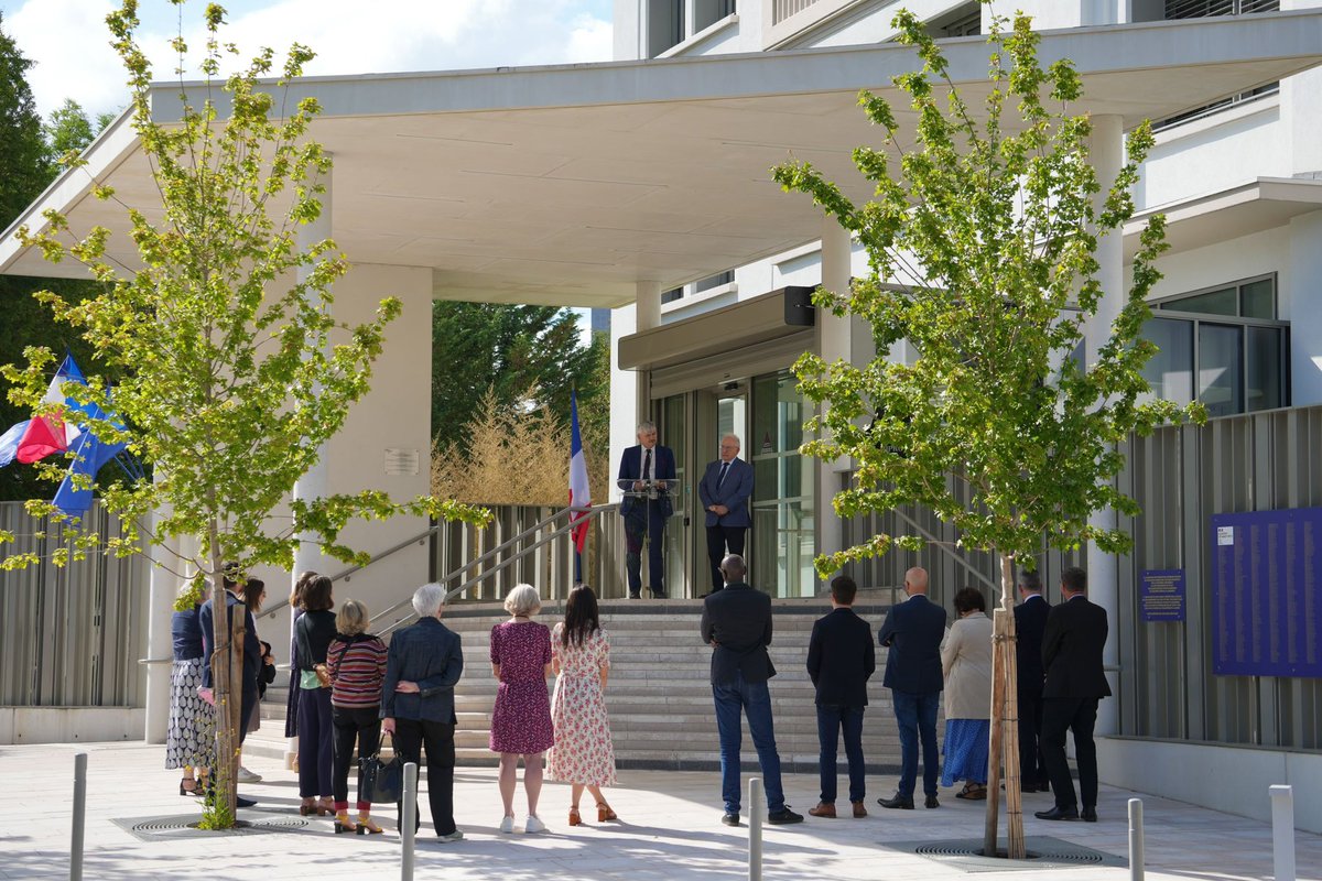 RLaganier's tweet photo. Journée nationale à la mémoire des victimes des crimes racistes et antisémites de l’État français et d’hommage aux "Justes" de France. Réunis devant le mémorial du rectorat, réaffirmons ensemble l’engagement total de l’École de la République dans la lutte contre l’antisémitisme https://t.co/rOQquNzzZj