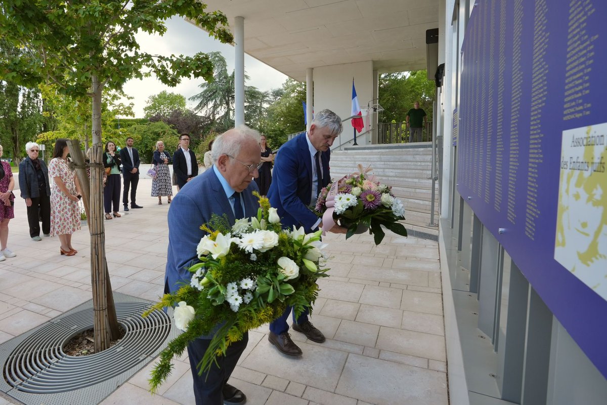 RLaganier's tweet photo. Journée nationale à la mémoire des victimes des crimes racistes et antisémites de l’État français et d’hommage aux "Justes" de France. Réunis devant le mémorial du rectorat, réaffirmons ensemble l’engagement total de l’École de la République dans la lutte contre l’antisémitisme https://t.co/rOQquNzzZj