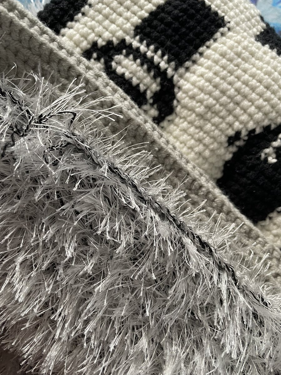 PM_crochet's tweet photo. Ахах, перед концом уже закончился моток, ну что, завтра приедет в озон ещё один и закончу… https://t.co/BLqVJTsS4S