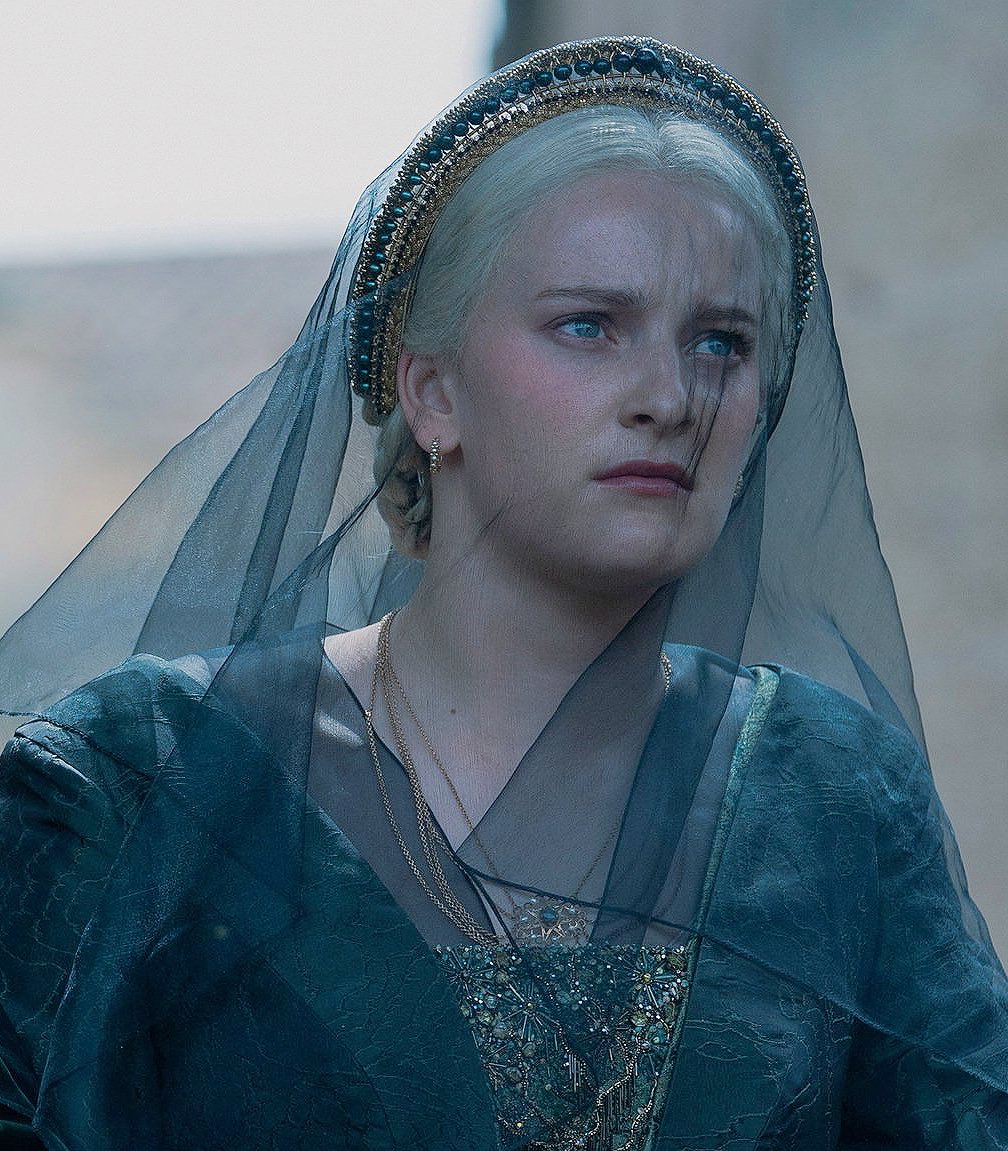 Director Clare Kilner says she drew inspiration from Princess Diana’s funeral when directing Helaena in #HouseOfTheDragon Episode 2:

“I know that Helaena is sort of having a panic attack and I sort of thought, she's going through this, all these people are staring at her. It's