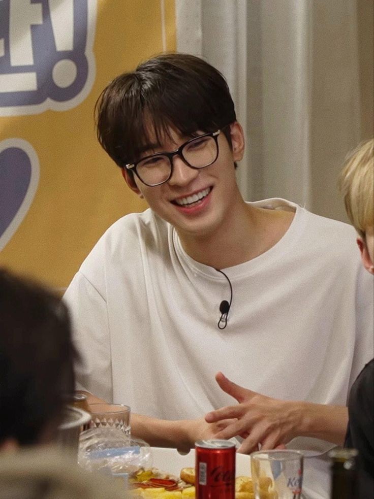 wonniee_17's tweet photo. HAPPY WONWOO DAY 🥳🐈‍⬛🫰🏻
#오늘도_달이예쁘다_원우야_생일축하해 @pledis_17 #EveryWONWOO_Day
#WONWOO 
#세븐틴 https://t.co/50WCFGZpLp