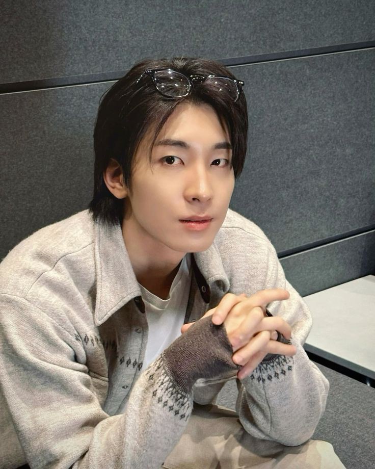 HAPPY WONWOO DAY 🥳🐈‍⬛🫰🏻
#오늘도_달이예쁘다_원우야_생일축하해 <a href="/pledis_17/">세븐틴(SEVENTEEN)</a> #EveryWONWOO_Day
#WONWOO 
#세븐틴