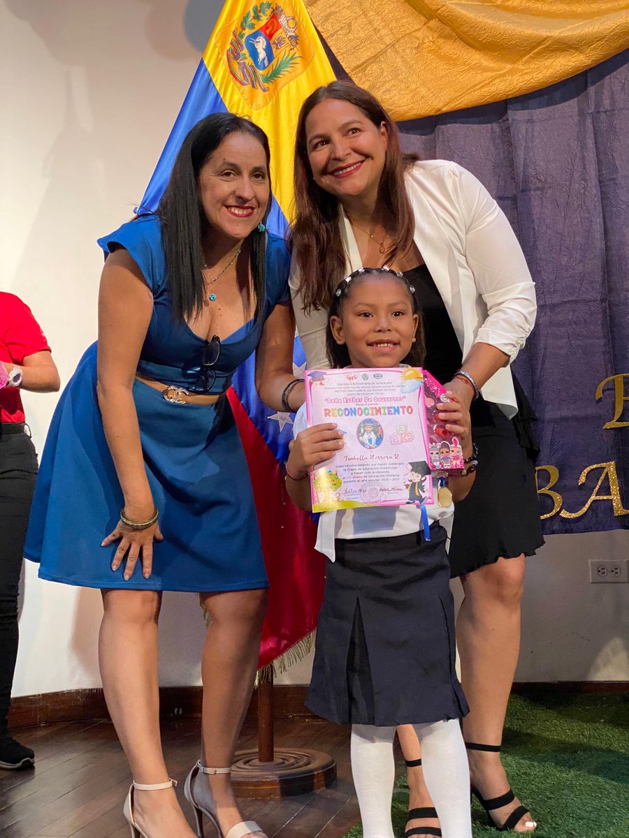 Somosivss's tweet photo. #Almomento | En el auditorio del Hospital General Dr. Domingo Luciani, la Coordinación Nacional de los C.E.I adscritos al IVSS, realizó el acto de prosecución de los niños y niñas promovidos al primer grado.

#VenezuelaVaPaLante 

@NicolasMaduro @delcyrodriguezv @MagaGutierrezV https://t.co/UoHFMkCnAp