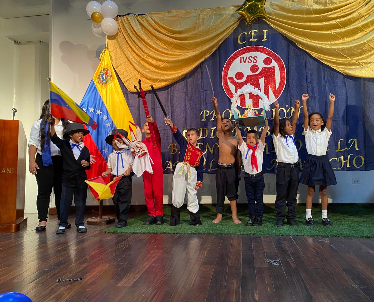 Somosivss's tweet photo. #Almomento | En el auditorio del Hospital General Dr. Domingo Luciani, la Coordinación Nacional de los C.E.I adscritos al IVSS, realizó el acto de prosecución de los niños y niñas promovidos al primer grado.

#VenezuelaVaPaLante 

@NicolasMaduro @delcyrodriguezv @MagaGutierrezV https://t.co/UoHFMkCnAp