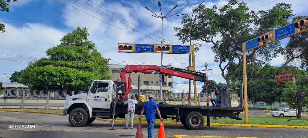 Sergio Hernandez (@comandosergioh) on Twitter photo Equipos de <a href="/sattravimCBO/">SattravimCBO</a> realizan el mantenimiento de la red semaforizada en Ciudad Bolívar, dando respuesta a través del 1x10 del buen gobierno #CrecimientoProductivo Equipos de <a href="/sattravimCBO/">SattravimCBO</a> realizan el mantenimiento de la red semaforizada en Ciudad Bolívar, dando respuesta a través del 1x10 del buen gobierno #CrecimientoProductivo