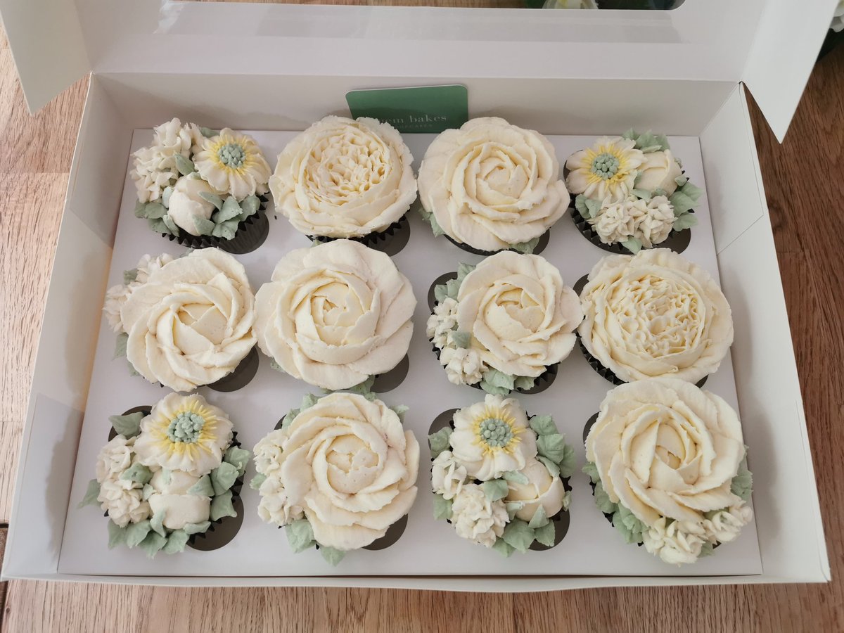Gem_Bakes's tweet photo. Hello, everyone! I'm Gem and am a fully registered and insured, 5 star-rated, bespoke #cupcakemaker in Steeton. I specialise in making #buttercream look like flowers π Contact or follow me on here, Facebook or Instagram π©
#cupcakes #floralcupcakes #smallbusiness #supportlocal https://t.co/vcqLVGMXpk