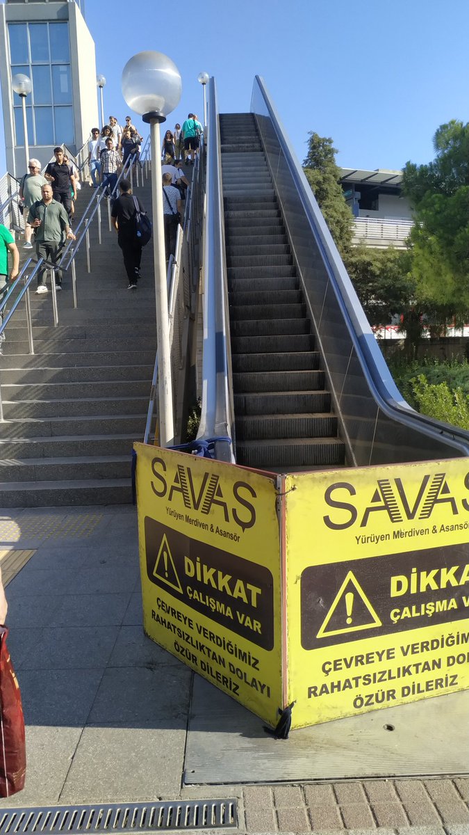Tam 2 haftadir bu neyin onarimi? Daha once yasanan yuruyen merdiven kazasin hıncınımı aliyorsunuz halktan ?   <a href="/drcemiltugay/">Dr. Cemil Tugay</a> <a href="/uzunyolunkisasi/">İZBAN</a> #izban #halkapınar #izmirbelediyesi