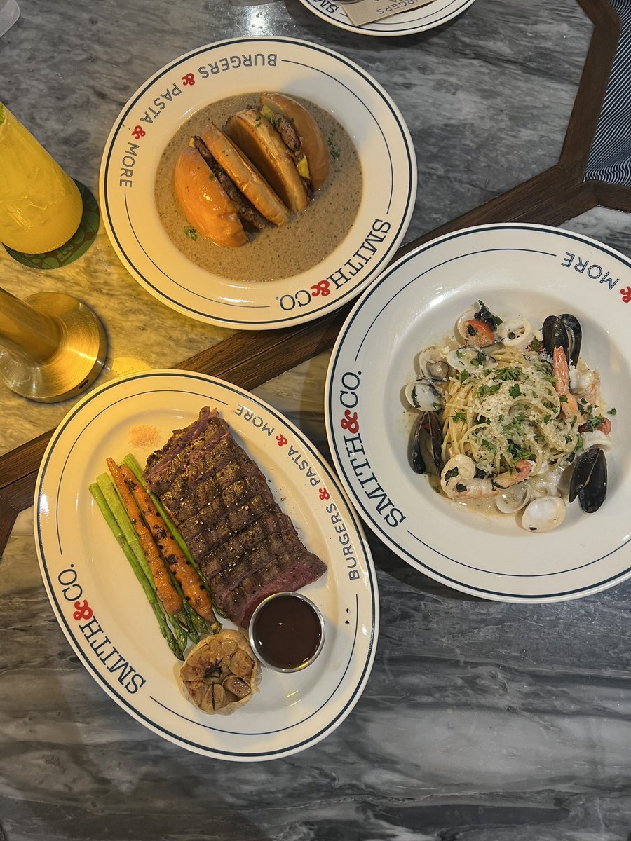K81WF's tweet photo. 📍Smith &amp; Co., Mercury Ville🍔🍝🫶🏼✨ Truffle Burger, Seafood Pasta, Steak ราคา 200-300 ต่อจาน คุ้มราคาเว่อ บรรยากาศดีมากกก  พนักงานดูแลดี ที่สำคัญอร่อยทุกเมนูจ้ะ อาหารมาไว กินเกลี้ยงทุกจาน เพื่อนชมกันทั้งโต๊ะ ควรค่าแก่การมา แนะนำเลยค่ะ @aroii #อร่อยบอกต่อ #อร่อยจนต้องรีวิว https://t.co/1U9Xiyg3km