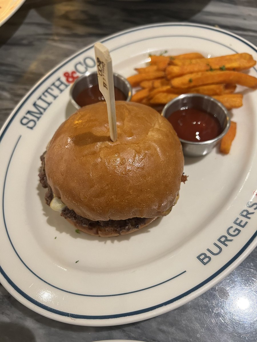 K81WF's tweet photo. 📍Smith &amp; Co., Mercury Ville🍔🍝🫶🏼✨ Truffle Burger, Seafood Pasta, Steak ราคา 200-300 ต่อจาน คุ้มราคาเว่อ บรรยากาศดีมากกก  พนักงานดูแลดี ที่สำคัญอร่อยทุกเมนูจ้ะ อาหารมาไว กินเกลี้ยงทุกจาน เพื่อนชมกันทั้งโต๊ะ ควรค่าแก่การมา แนะนำเลยค่ะ @aroii #อร่อยบอกต่อ #อร่อยจนต้องรีวิว https://t.co/1U9Xiyg3km