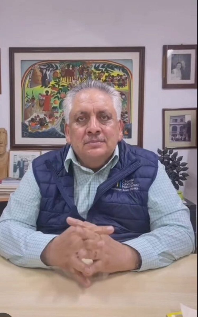 Lleva casi 40 años viviendo de la política, estuvo en el PRI, luego en el PRD y hoy, se junta con PANISTAS.

Este es uno de los fundadores del partido "nuevo" de oposición, está lleno de cartuchos viejos y quemados de la vieja política que repudiamos todos.