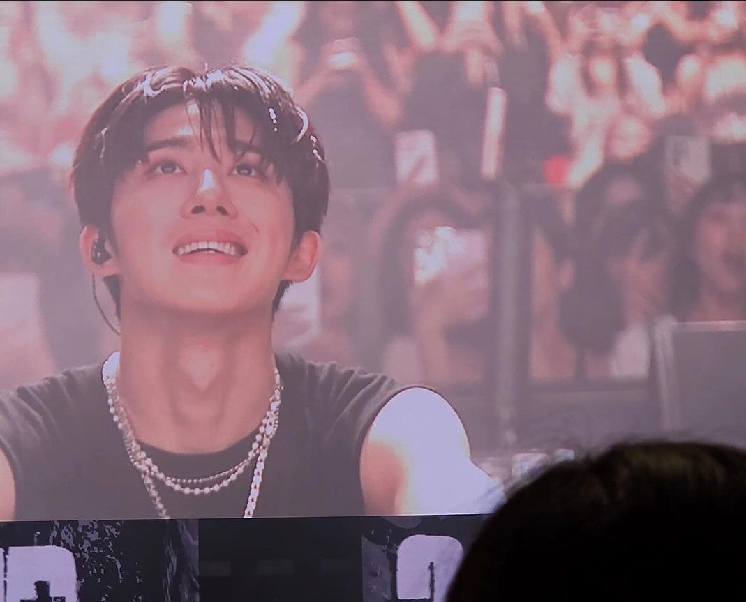 when he smiles like this im 🥹
