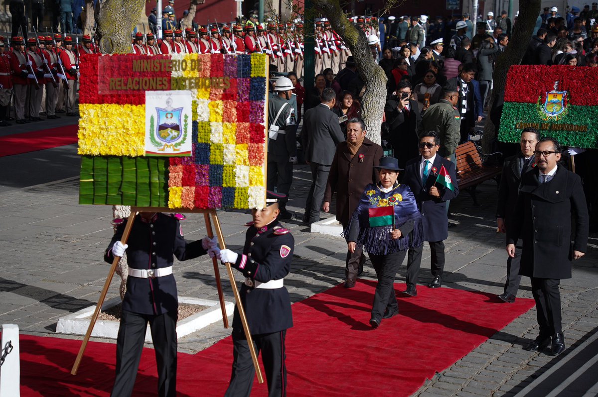 MRE_Bolivia's tweet photo. En el 215 aniversario de la Gesta Libertaria de La Paz, junto al Presidente @LuchoXBolivia, la Canciller @CelindaBolivia, los Viceministros @Elmer_Catarina, Huascar Ajata y @FePerezCardenas entregaron una ofrenda floral a los pies del monumento a Pedro Domingo Murillo. https://t.co/OP8ATl7avd