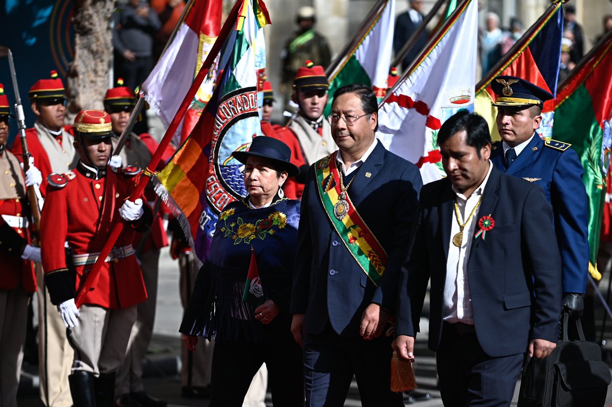 MRE_Bolivia's tweet photo. En el 215 aniversario de la Gesta Libertaria de La Paz, junto al Presidente @LuchoXBolivia, la Canciller @CelindaBolivia, los Viceministros @Elmer_Catarina, Huascar Ajata y @FePerezCardenas entregaron una ofrenda floral a los pies del monumento a Pedro Domingo Murillo. https://t.co/OP8ATl7avd