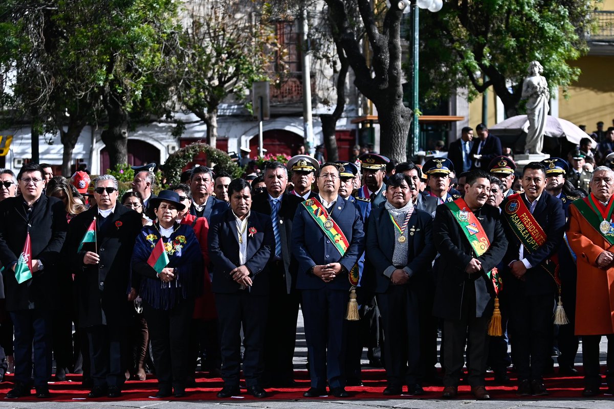 MRE_Bolivia's tweet photo. En el 215 aniversario de la Gesta Libertaria de La Paz, junto al Presidente @LuchoXBolivia, la Canciller @CelindaBolivia, los Viceministros @Elmer_Catarina, Huascar Ajata y @FePerezCardenas entregaron una ofrenda floral a los pies del monumento a Pedro Domingo Murillo. https://t.co/OP8ATl7avd