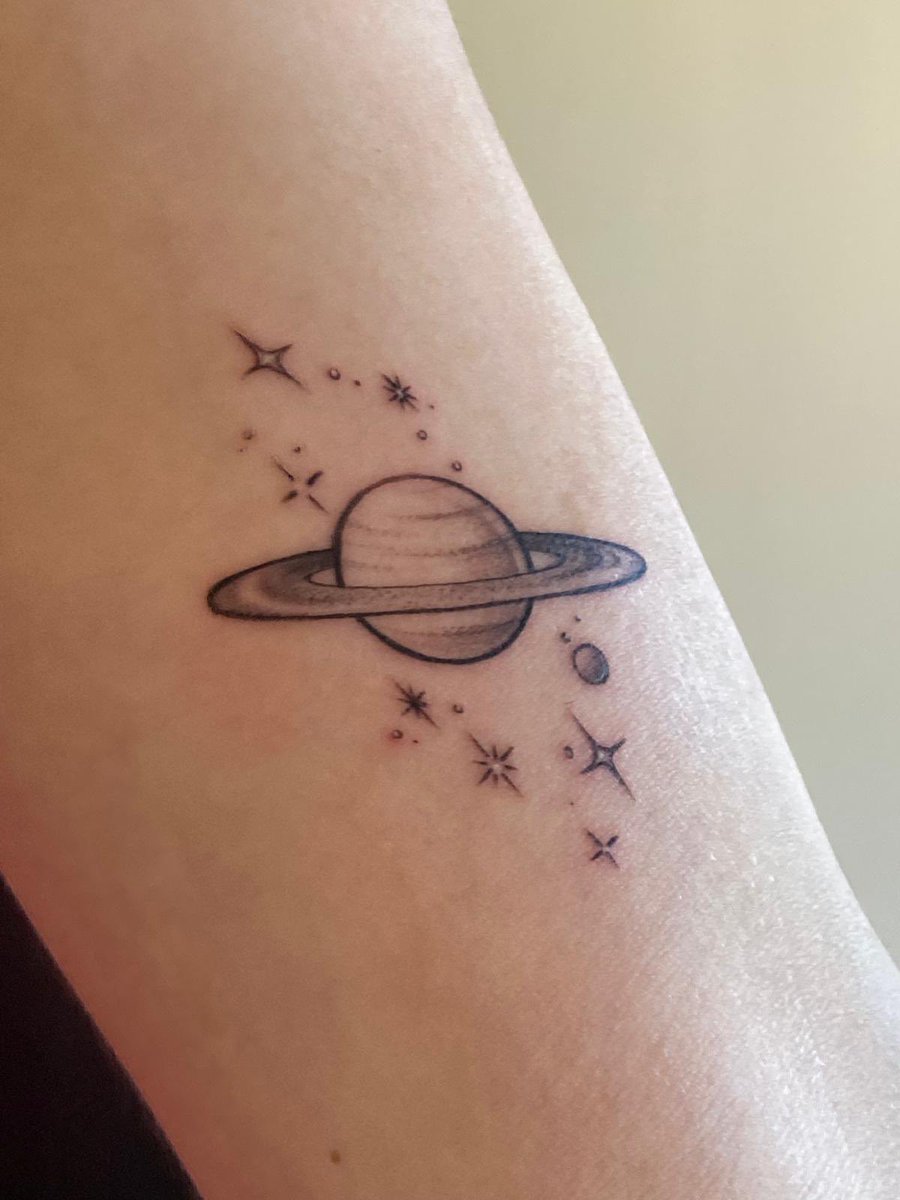 jeffshighway's tweet photo. after years of wanting to get a tattoo, today was finally the day i did. i always wanted the first one to have deeper meaning for me, so naturally, it had to be a saturn. because i wouldn’t be here without you and your art @jeffsatur 🪐🫶🏻  

#JeffSatur #satss https://t.co/ufTxlQPPkG