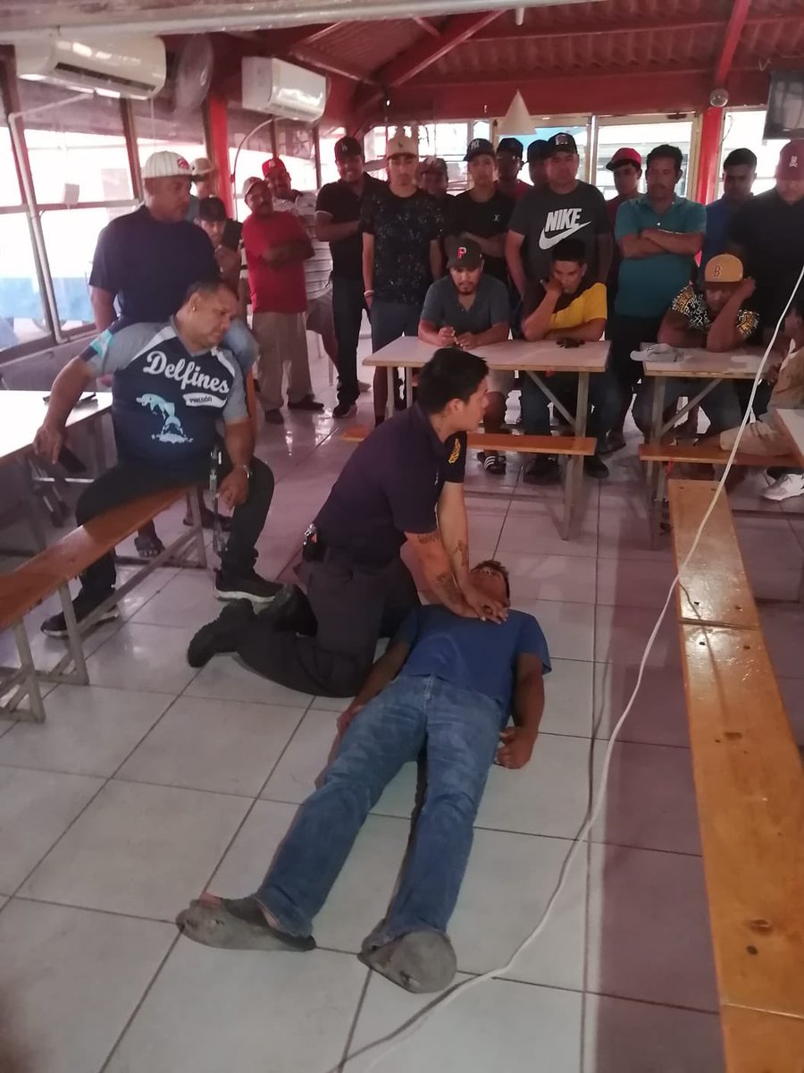 🦈 Buscando concientizar a pescadores sobre la importancia de los #TiburonesBlancos, hemos estado realizando talleres en conjunto con la Coordinación Estatal de Proteccion Civil para capacitar a las y los trabajadores del mar, en caso de algún incidente con un gran blanco 1/2