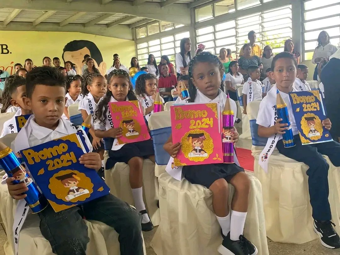 notieducatecoj's tweet photo. ¡Bienvenidos/as a 1er grado!

Con entusiasmo y grandes expectativas por el futuro educativo de nuestros/as estudiantes, niños/as del CEI Creación, mcpio. Girardot, fueron promovidos a 1er grado de primaria.

¡Los acompañamos en cada logro!

#VenezuelaVaPaLante
@_LaAvanzadora https://t.co/TLRLzvoB4R