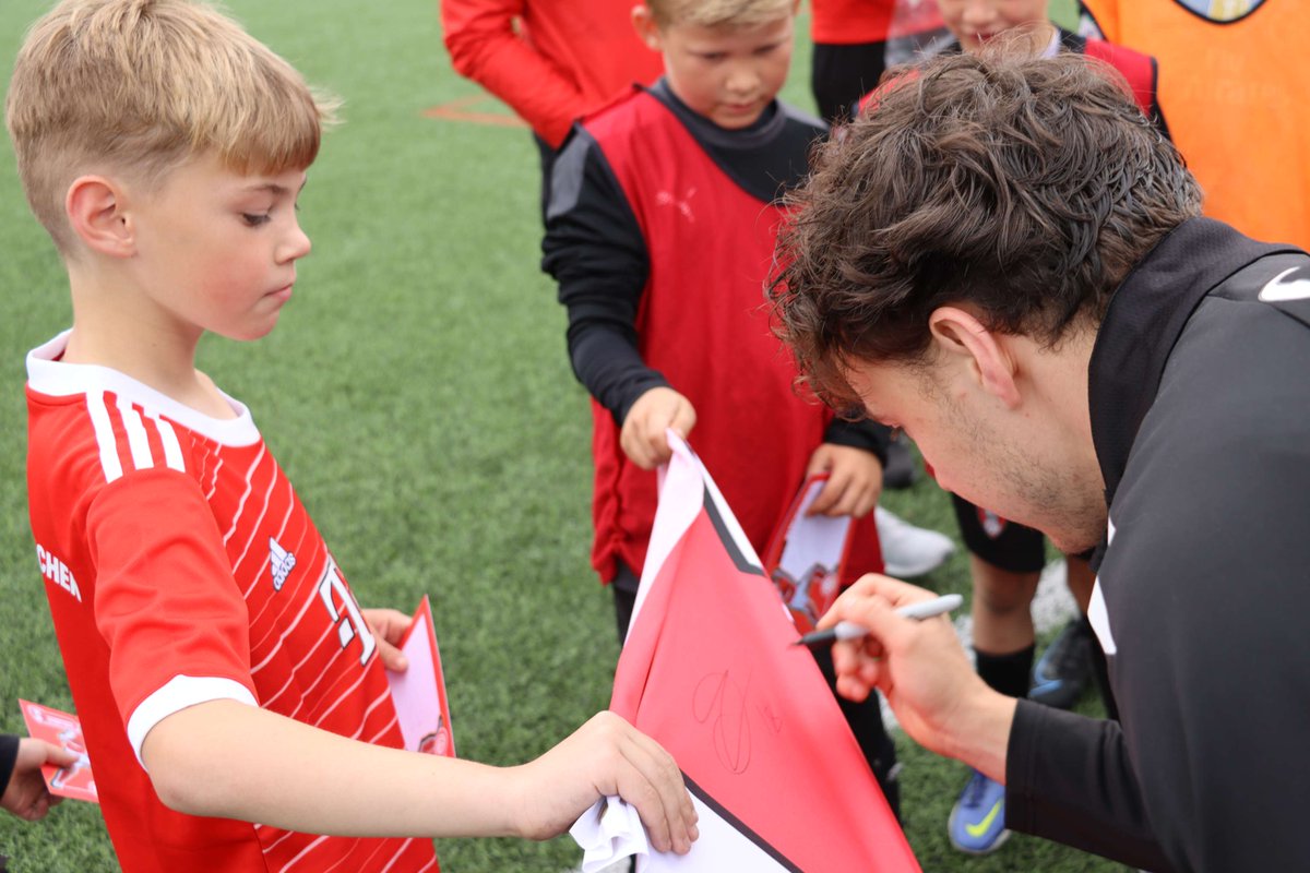 RUFC_CT's tweet image. HOLIDAY CAMPS | Meet your RUFC hero&apos;s!🙌🔴⚪

This summer we will be joined at our Kellogg&apos;s football camps by some of the RUFC first team! Train with our amazing staff, and show off your skills to players like Ollie Rathbone!

Find out how to book here - ruct.co.uk/news/2024/05/h…