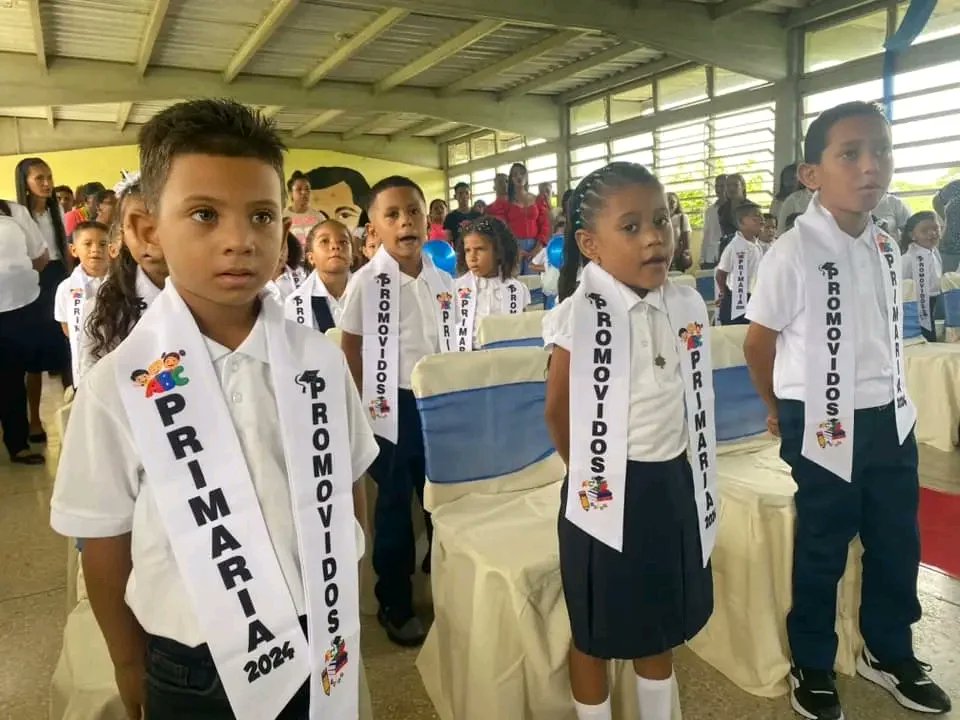 notieducatecoj's tweet photo. ¡Bienvenidos/as a 1er grado!

Con entusiasmo y grandes expectativas por el futuro educativo de nuestros/as estudiantes, niños/as del CEI Creación, mcpio. Girardot, fueron promovidos a 1er grado de primaria.

¡Los acompañamos en cada logro!

#VenezuelaVaPaLante
@_LaAvanzadora https://t.co/TLRLzvoB4R