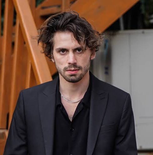 dizianaIiz's tweet photo. Netflix, Meriç Acemi’nin kaleme aldığı “Kuşatma” adlı iddialı yeni bir dizi hazırlıyor. 

Dizi için Aslı Enver’in ardından Taro Emir Tekin ile de anlaşıldı. (Sina Koloğlu) https://t.co/yM2cttt5iA