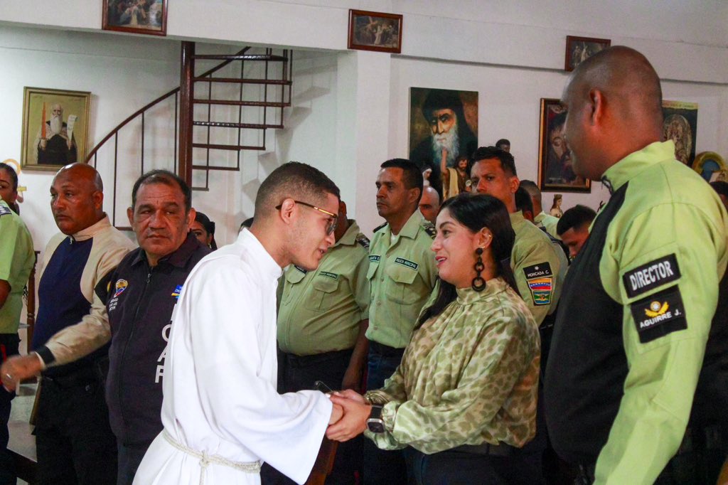 johanitakenpo's tweet photo. #16Jul Acompañamos la santa eucaristía para conmemorar el Día Nacional del Policía y el Día de la Virgen del Carmen a quien le pedimos su bendición y el discernimiento para seguir garantizando la seguridad en nuestro municipio #VenezuelaVaPaLante https://t.co/O4guZCTjzA