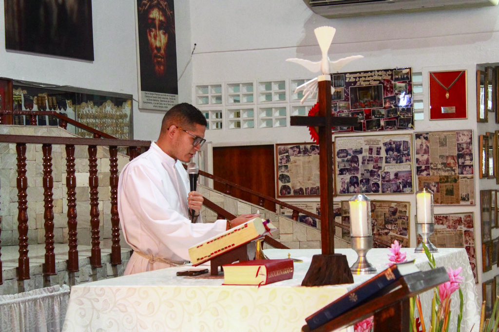 johanitakenpo's tweet photo. #16Jul Acompañamos la santa eucaristía para conmemorar el Día Nacional del Policía y el Día de la Virgen del Carmen a quien le pedimos su bendición y el discernimiento para seguir garantizando la seguridad en nuestro municipio #VenezuelaVaPaLante https://t.co/O4guZCTjzA