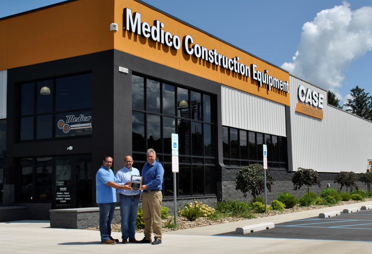 design_BLD's tweet photo. designBLD was inducted into the 2023 Varco Pruden Hall of Fame for our work on the Medico Construction Equipment project. Our team built a 28,727 sq-ft. state-of-the-art facility. Pictured is President Billy Letwinsky, Field Operations Manager Jim Ciali and VP Rep. Andy Tuzinski. https://t.co/KxzC2kX5WF