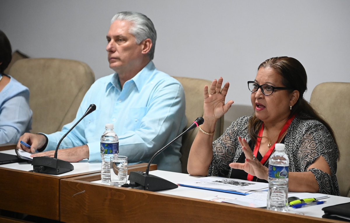 "Hoy la mujer cubana avanza, pero todavía nos queda mucho por hacer", expresó este lunes el presidente <a href="/DiazCanelB/">Miguel Díaz-Canel Bermúdez</a>, en la 1ra. jornada de trabajo en comisiones de la <a href="/AsambleaCuba/">Asamblea Nacional Cuba</a>. #Cuba #Azucareros <a href="/CncaAzcuba/">Centro Nacional de Capacitación Azucarera CNCA</a> por el adelanto de las mujeres. <a href="/GAzcuba/">Grupo Azucarero AZCUBA🇨🇺</a> presidencia.gob.cu/es/noticias/la…