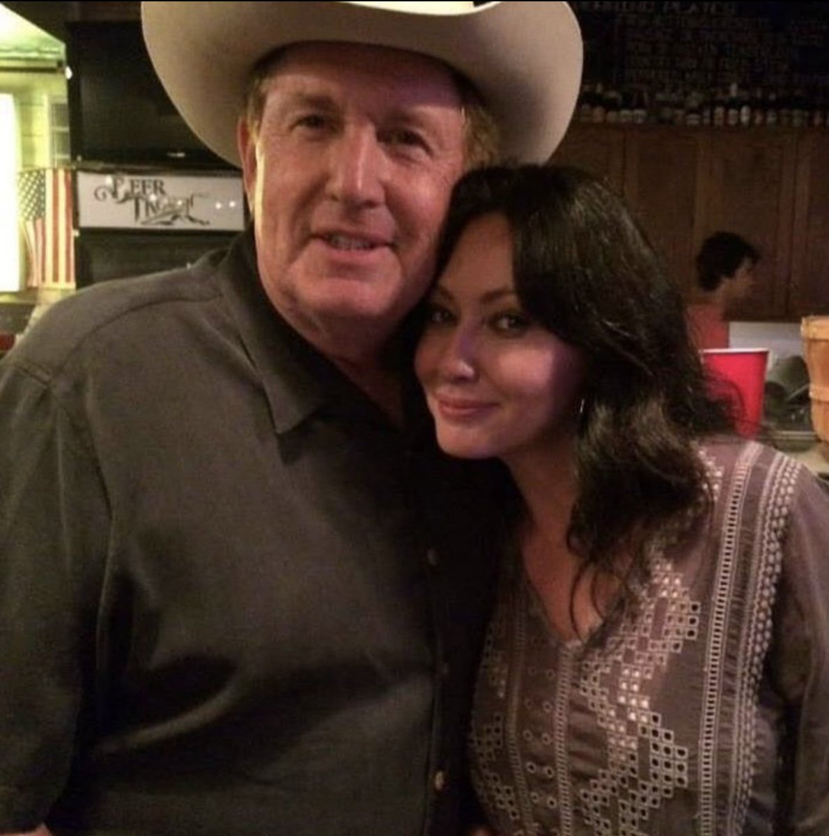 David Ball (@davidballmusic) on Twitter photo We have lost a strong woman. <a href="/DohertyShannen/">Shannen Doherty</a> lost her long and valiant cancer battle. We met her back in '14, when we played on the premiere episode of @gactv ”Off The Map With Shannen & Holly.” Rest now in peace Miss Shannen! #shannendoherty #gactvofficial #ripshannendoherty We have lost a strong woman. <a href="/DohertyShannen/">Shannen Doherty</a> lost her long and valiant cancer battle. We met her back in '14, when we played on the premiere episode of @gactv ”Off The Map With Shannen & Holly.” Rest now in peace Miss Shannen! #shannendoherty #gactvofficial #ripshannendoherty