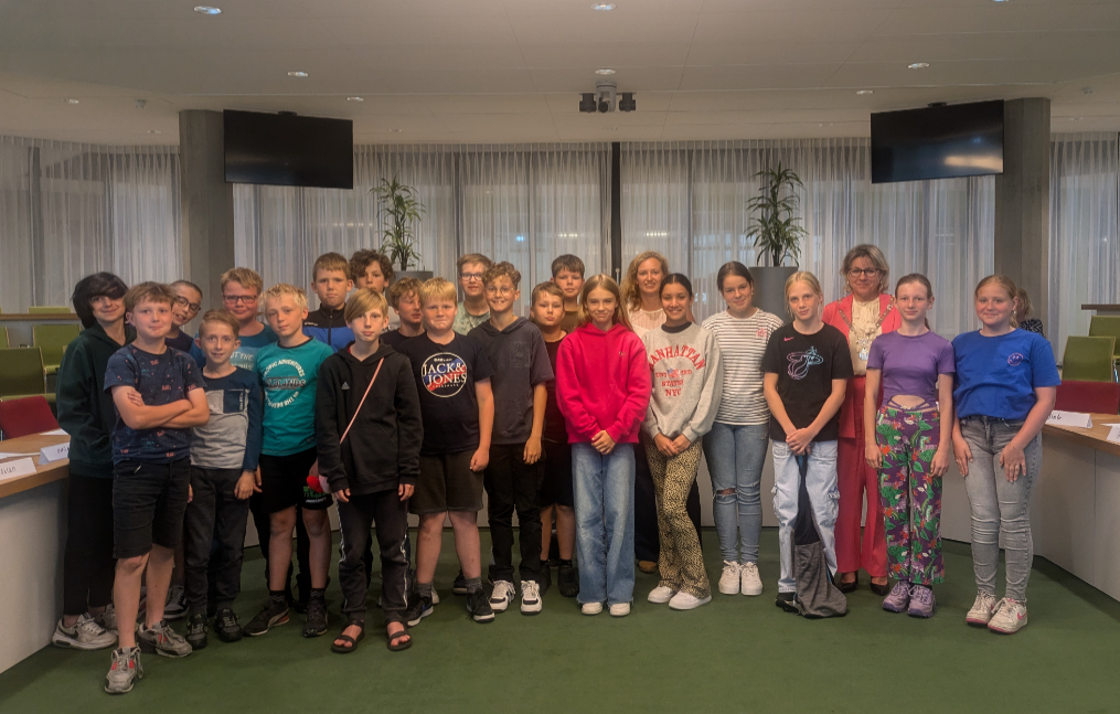 Kinderen van groep 8 van basisschool de Spoorzoeker uit Wezep zijn in de raadzaal in gesprek gegaan over een formele brief die zij schreven aan de burgemeester: het verzoek voor meer groen en meer speelruimte in verschillende woonwijken. 🤸‍♂️🌱 Lees meer 👉 tinyurl.com/bezoekdespoorz…