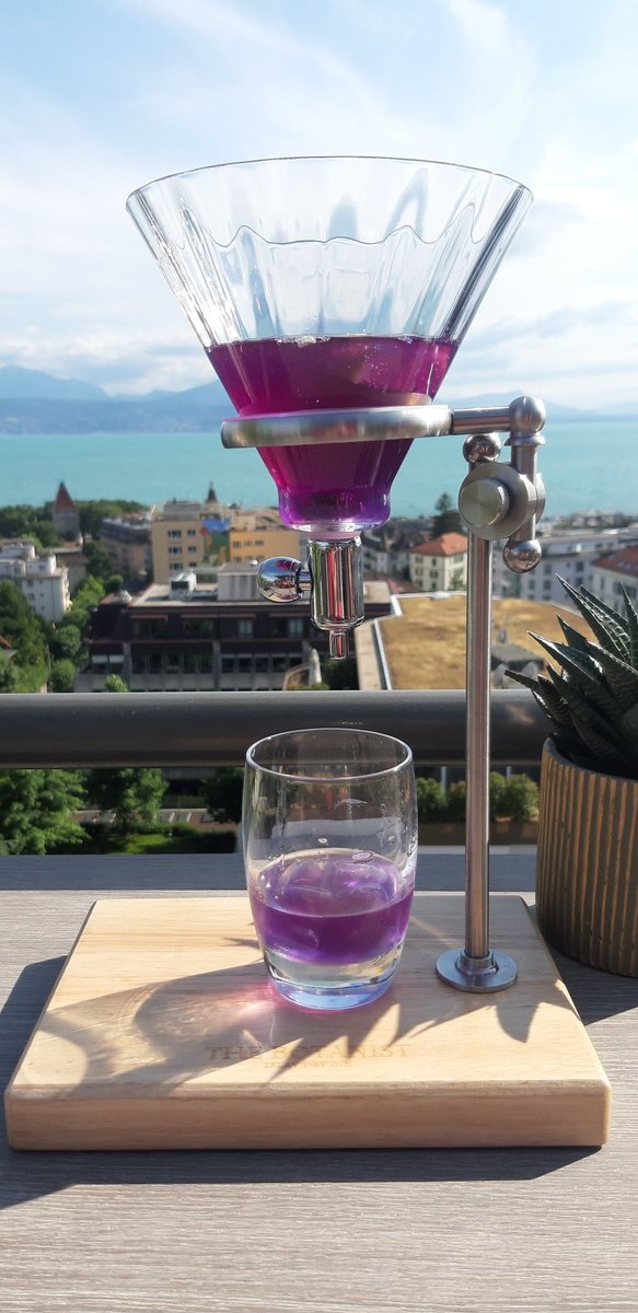 Cocktail scénique avec vue. Et scientifique :
Un cocktail style chimiste, avec un nom biologique (Botanist experience) bu par un physicien...