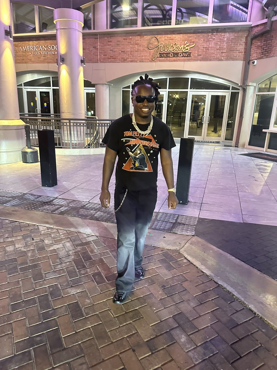 TURNT_21's tweet photo. perfect timing $$ https://t.co/Zvwq6AuKt7