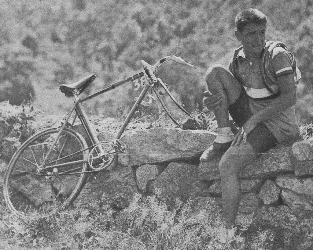 routezerosix's tweet photo. Hommage à René Vietto dans la montée du col de Braus  (Alpes-Maritimes). Un col que ce natif des Alpes-Maritimes affectionnait et où ses cendres ont été dispersées.

#coldeBraus #ReneVietto #AlpesMaritimes #CotedAzur #NiceCotedAzur #TDF2024 #cycling https://t.co/AIF15VkLuY