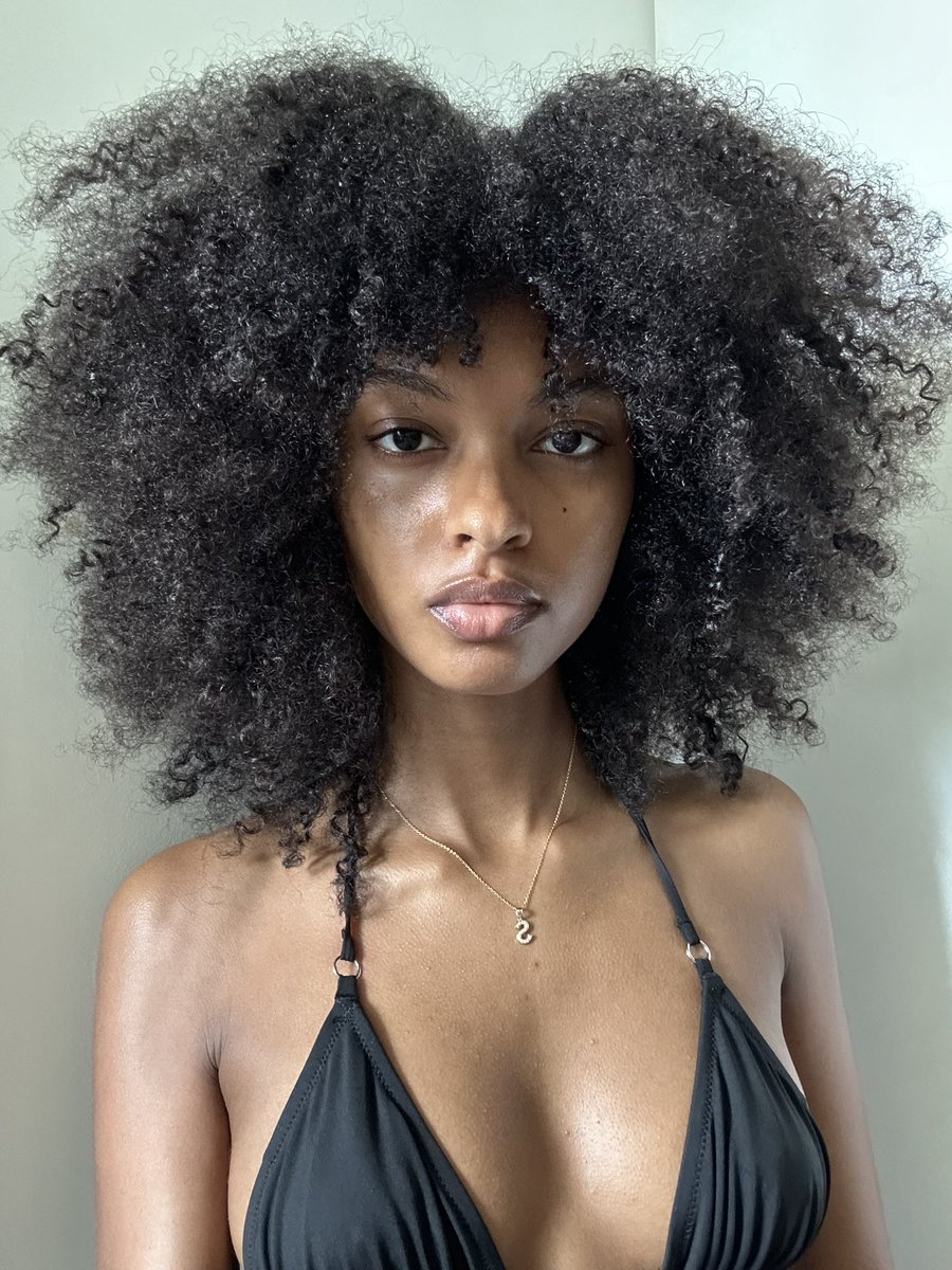 blackhadid1's tweet image. 👄🫦