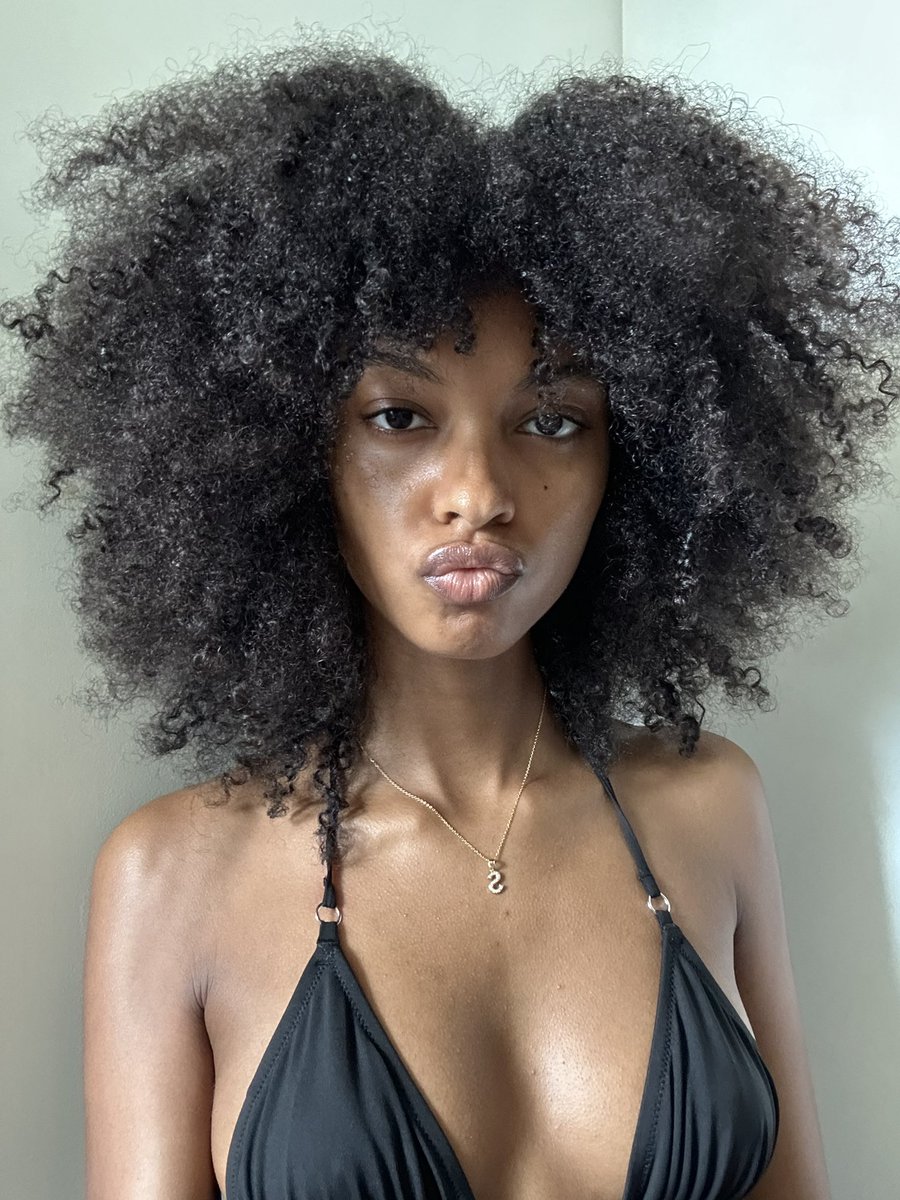 blackhadid1's tweet image. 👄🫦